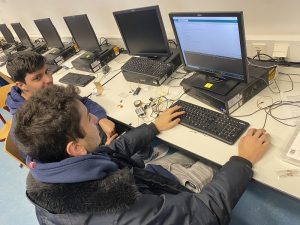 Zwei Personen arbeiten an Computern im Labor.